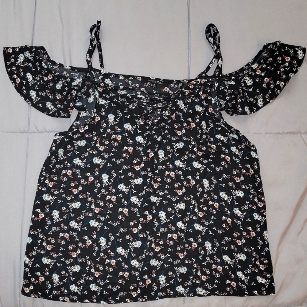 Size M,black floral blouse